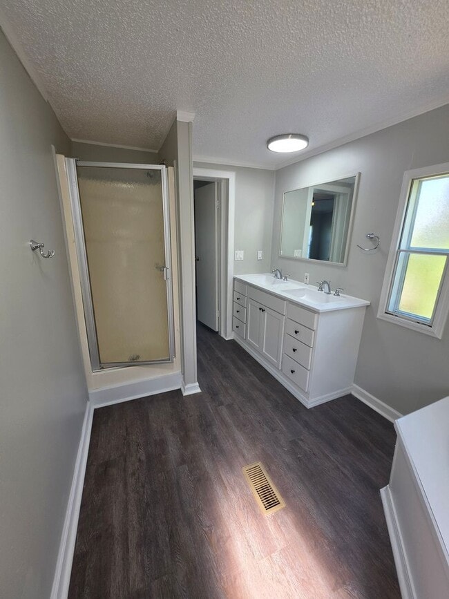 Building Photo - 3 bedrooms 2 baths