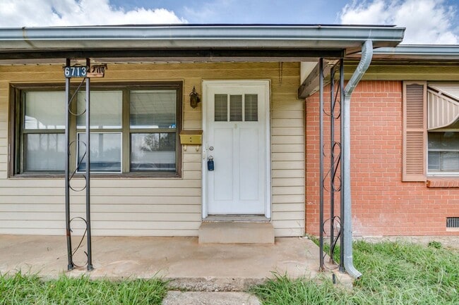 Building Photo - Charming 2-Bedroom Home with Original Hard...