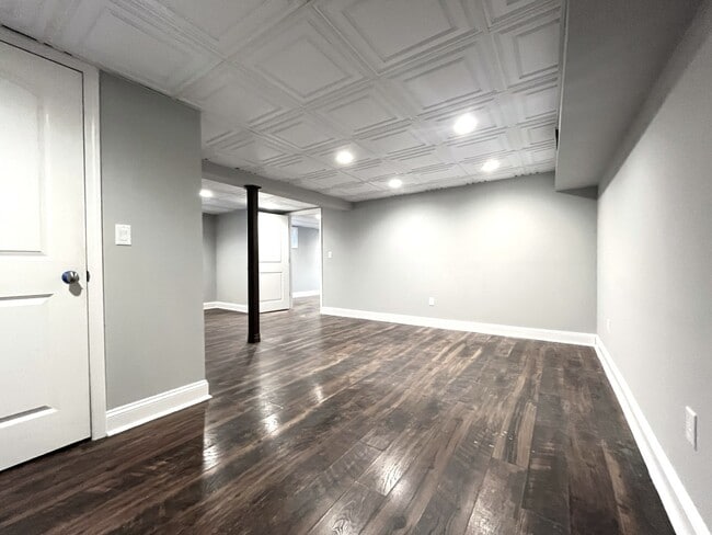 Building Photo - 1606 N Poplar Ave