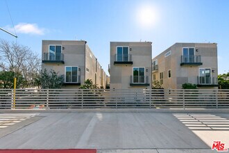 Building Photo - 15106 Roxford St