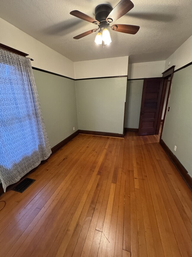 Building Photo - 410 NE 56th Ave