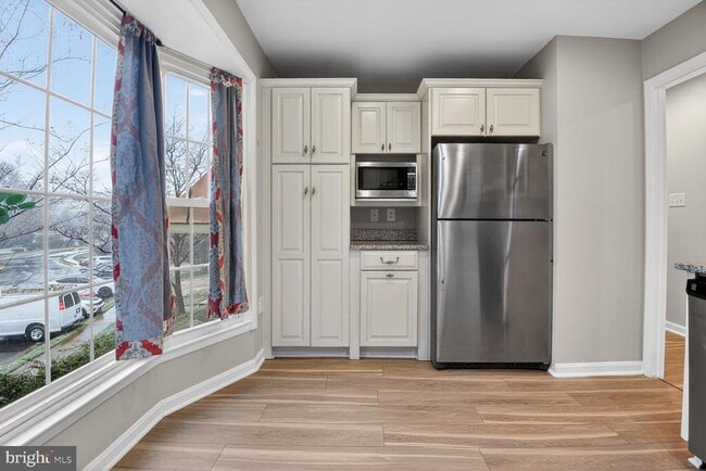 Building Photo - 2874 Sutton Oaks Ln