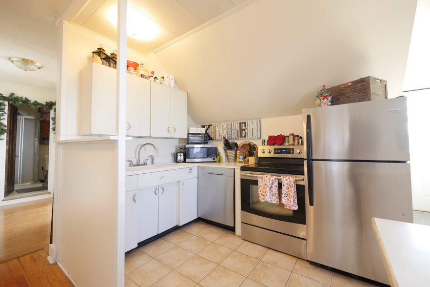 Kitchen new stainless steel appliances - 723 W South St