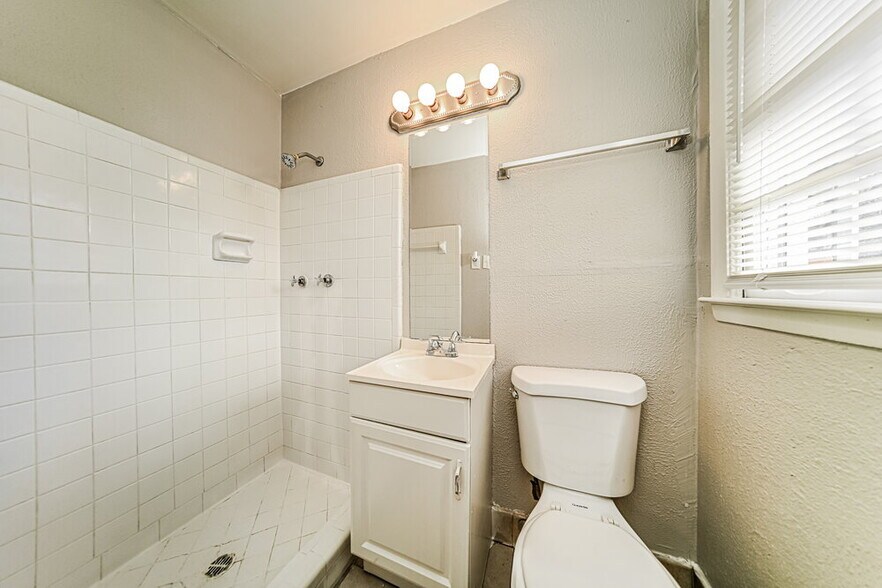 Building Photo - 2107 Hilton Dr