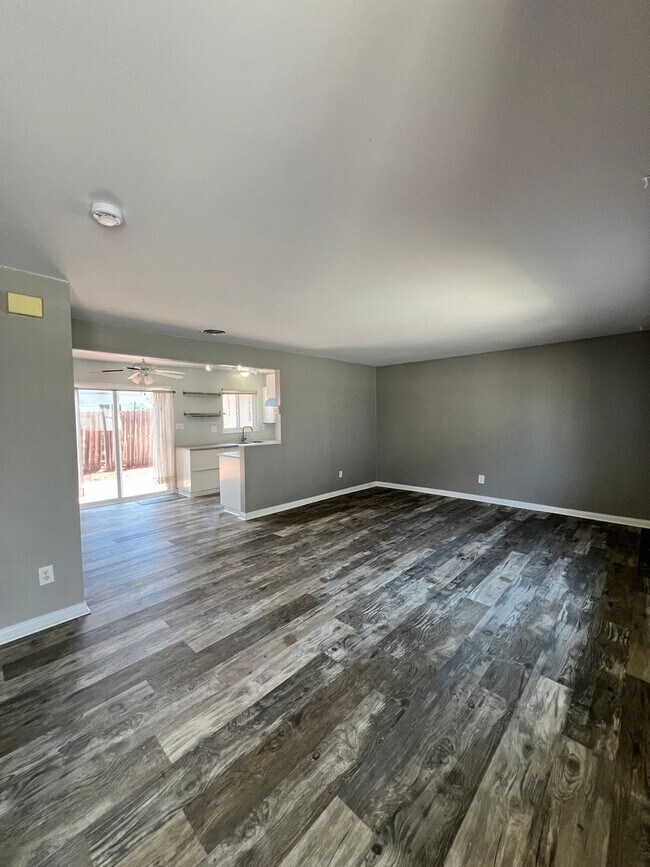 Building Photo - 1552 Elm Ave