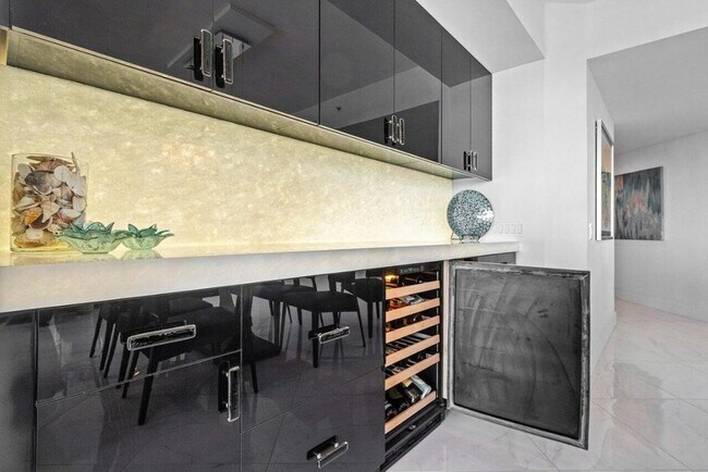 Building Photo - 2640 Lake Shore Dr