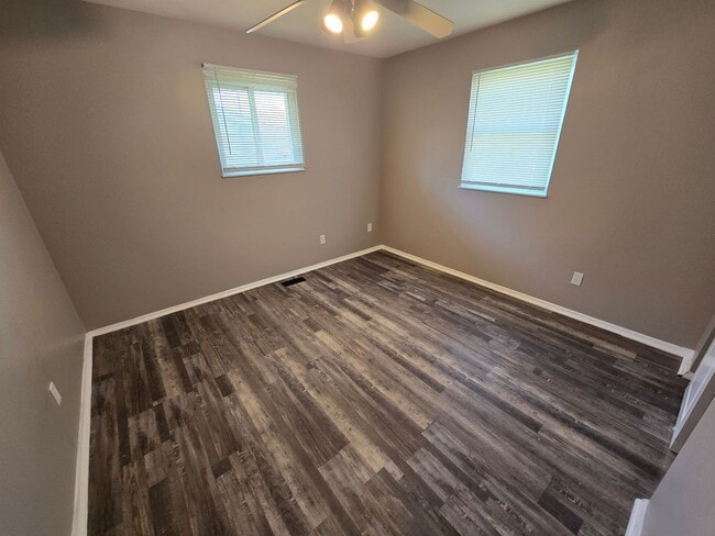 Building Photo - 4 Bedroom House