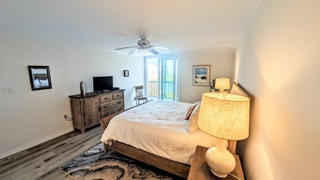 Building Photo - Seasonal/short term 2/2 condo rental with full water view on Longboat Key.
