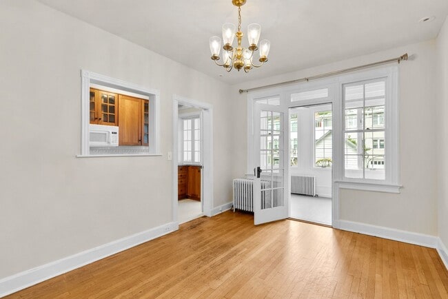Building Photo - 3 Bed 2 Bath - Glover Park Row Home - Fini...