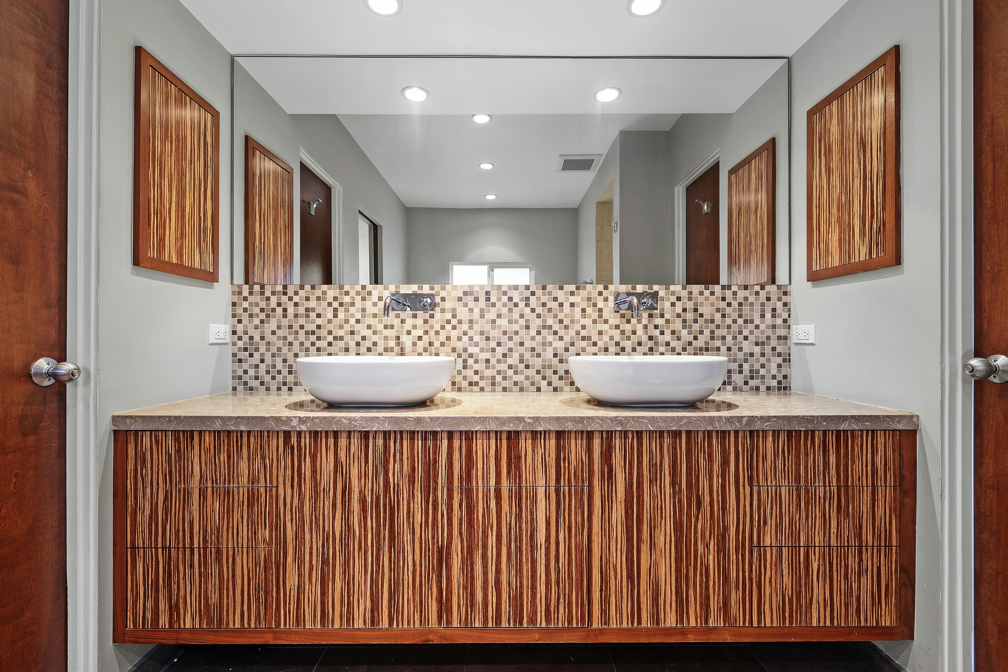 Building Photo - 2843 Lambert Dr