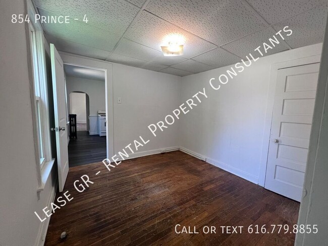 Building Photo - Spacious 1 Bedroom!