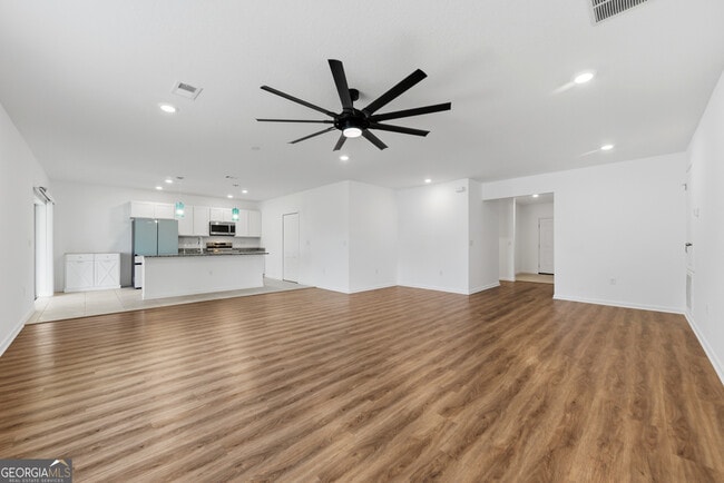 Building Photo - 131 College St