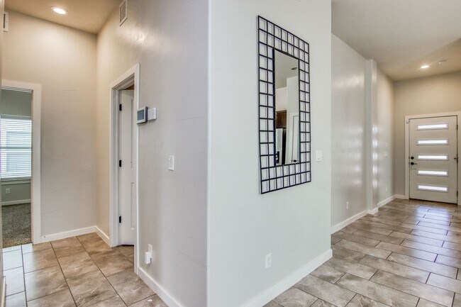Building Photo - Beautiful East side House with 4 bed-2 baths
