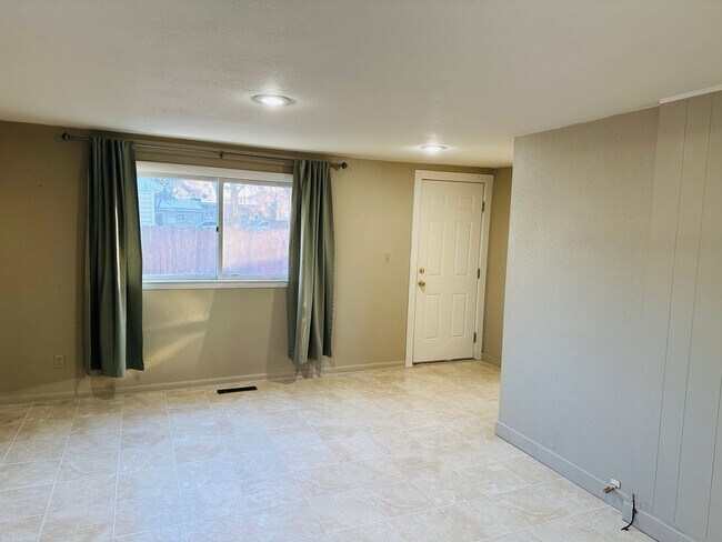 Building Photo - 720 1/2 S. 32nd St.