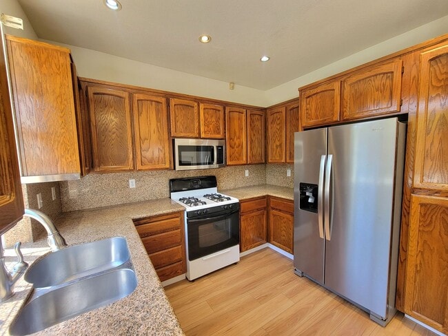 Building Photo - Lovely and Spacious 4-bedroom Beauty in De...