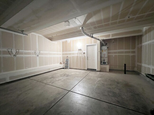 Building Photo - 3 Bd, 2.5 Ba Condo in Elk Grove