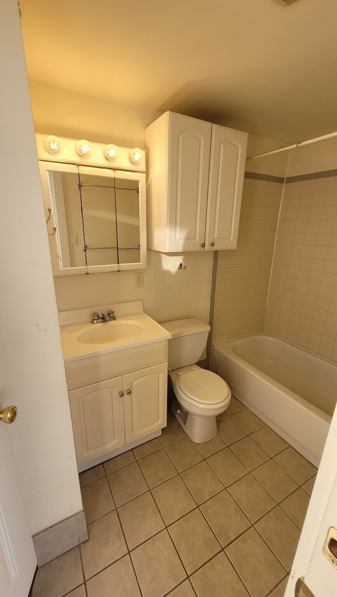 full bath - 1248 Federal St
