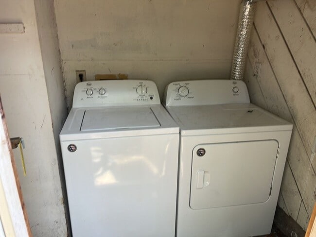 Building Photo - 408 Murat St