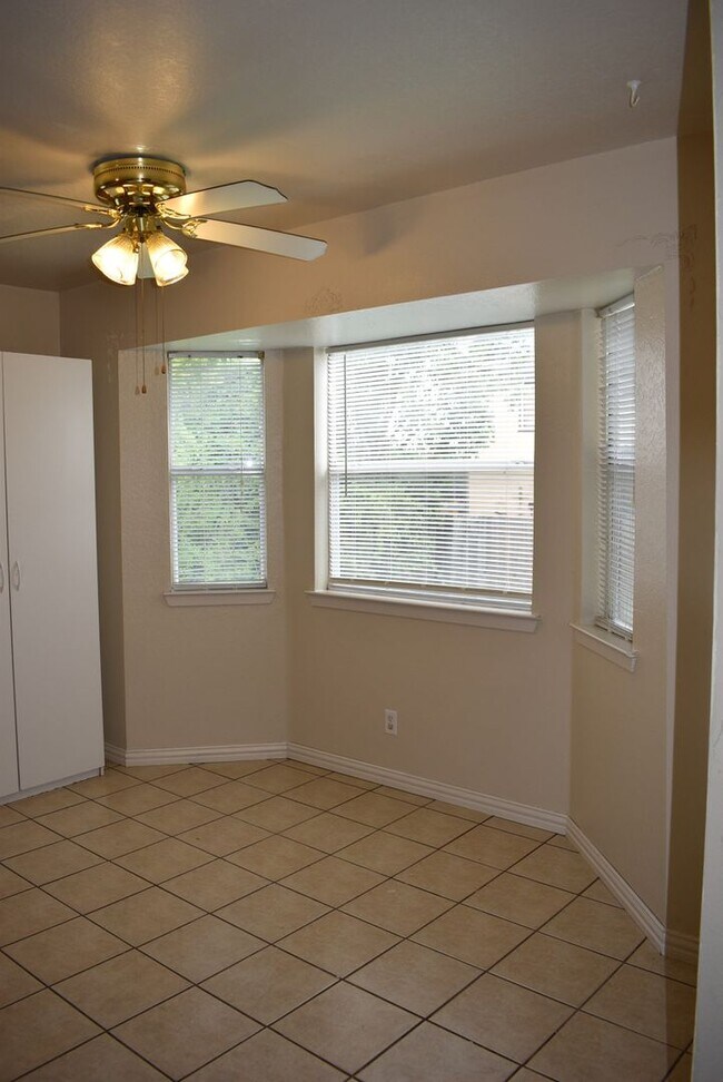 Building Photo - 837 Lakeview Dr