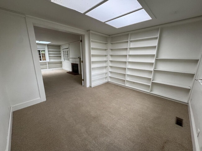 Building Photo - Spacious 2bed Plus Office, Single-level in Waverly Heights
