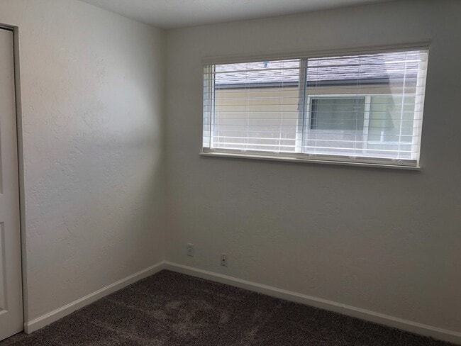 Building Photo - Updated 3 bedroom 1.5 bath duplex!