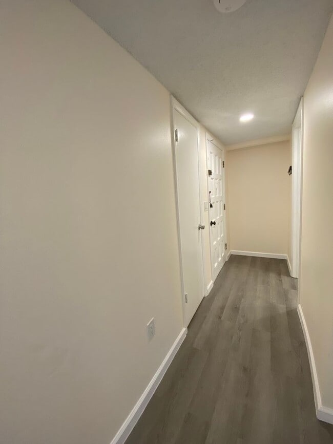 Building Photo - NEWLY RENOVATED 2 BED 2 BATH CONDO NEAR UC...