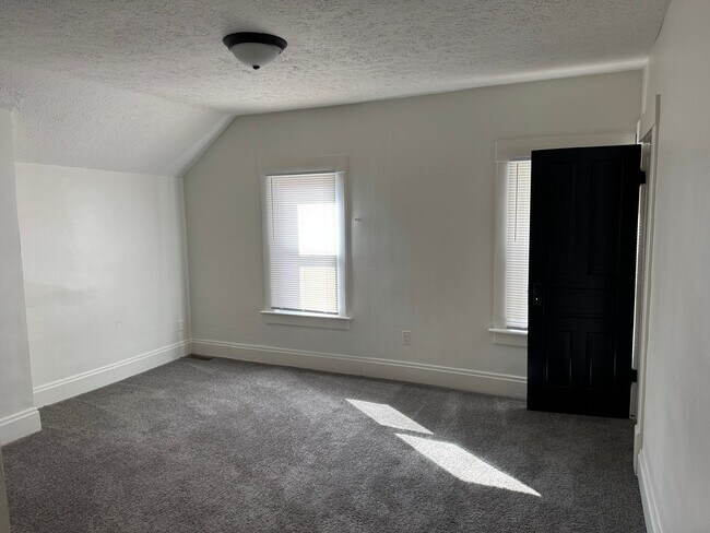 Building Photo - 2 Bedroom, 1 Bath Single Family Home - Sou...