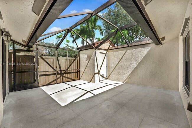 Building Photo - 2616 Carambola Cir N