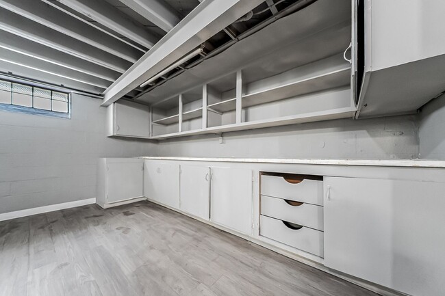 Building Photo - Beautiful 3 beds, 1.5 bathroom home with b...