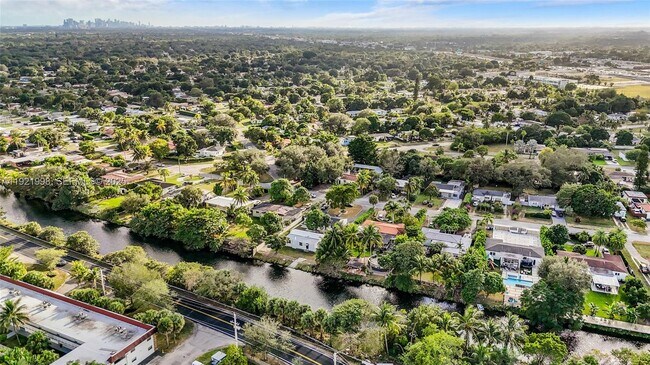 Building Photo - 201 S Biscayne River Dr