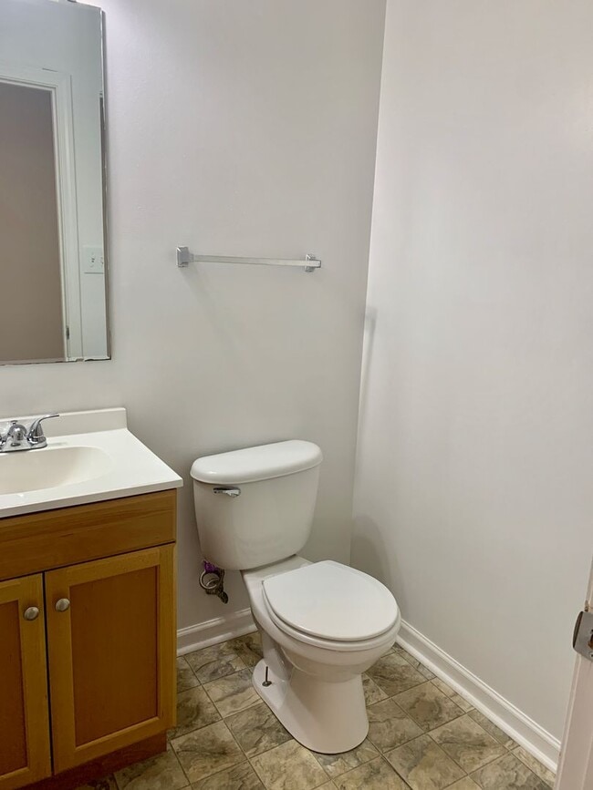 Building Photo - 3 Bedroom Townhouse
