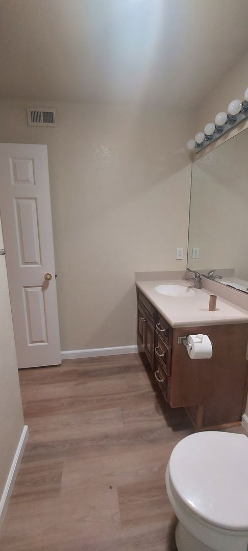 Building Photo - Antelope Single Story, - 3 bedroom, 2 bath - Separate Living Room, Family Room w/fireplace  Low M...