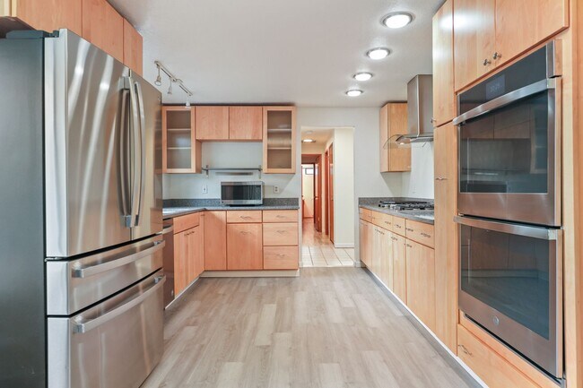 Building Photo - Move in ready, 3 bedroom rambler - Olympia School District