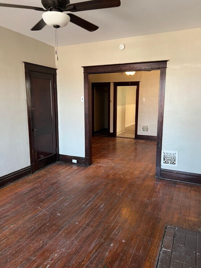 Primary Photo - Charming 2nd Floor, 1 bd with new bath. Be...