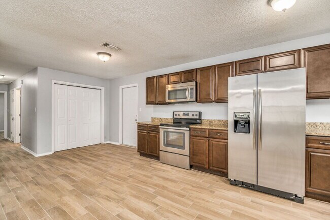 Building Photo - Charming 3-Bedroom Home Near Downtown Pens...