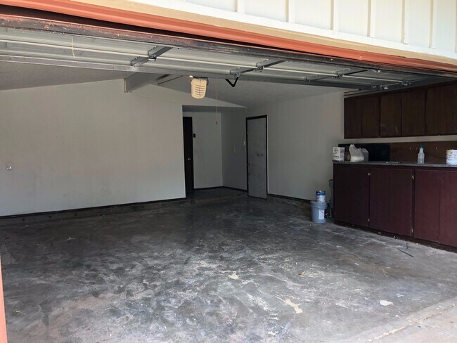 Building Photo - Large 3-Bedroom with Vaulted Ceilings