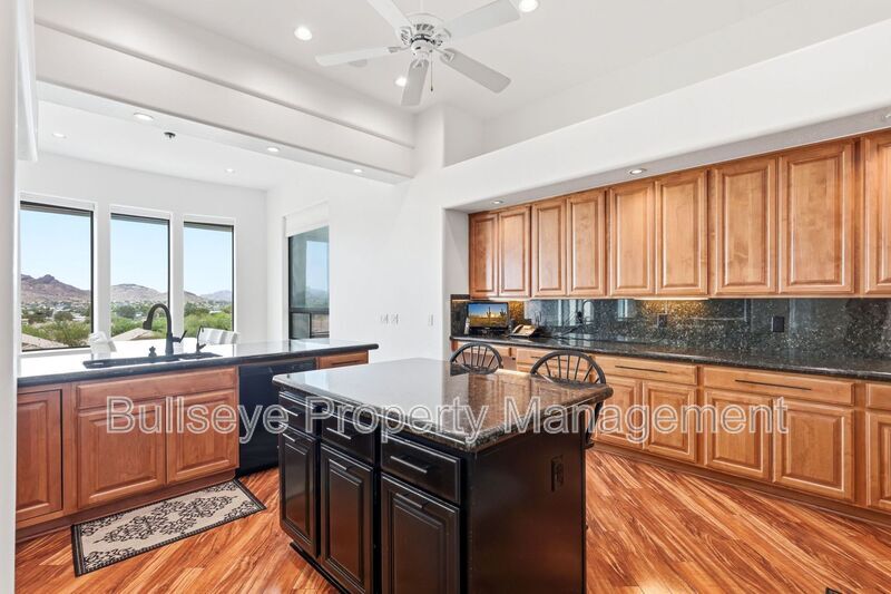 Building Photo - 1527 E Villa Maria Dr