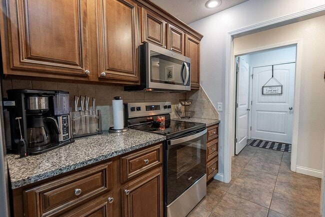 Building Photo - 4 Bedroom | 2 Bathroom | 2 Car Garage | Ba...