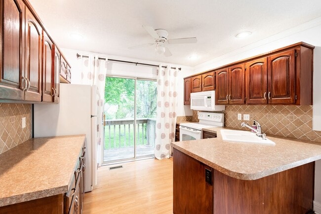 Building Photo - 4 Bed home in Olathe- Quick access to I-35