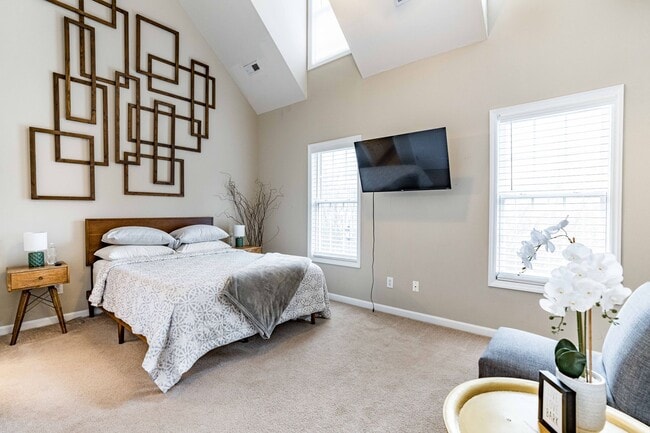Building Photo - 2 Bedroom + Loft Townhome in Prime Raleigh...