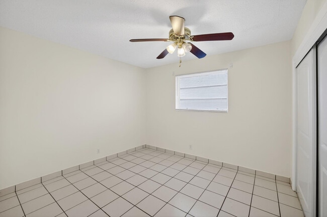 Building Photo - 2500 SW 18th Terrace