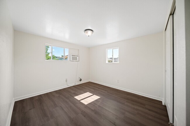 Building Photo - 562 Eastwood Dr