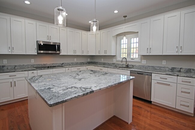 Building Photo - 2060 Willow Hill Dr