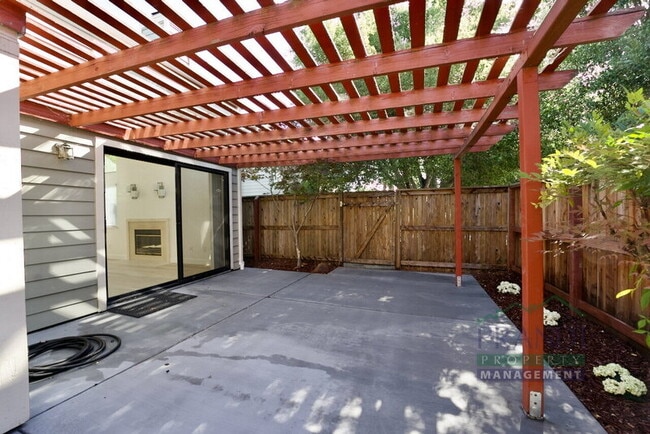 Building Photo - 41 Pine Tree Ct