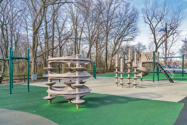 Building Photo - 2335 Hudson Terrace