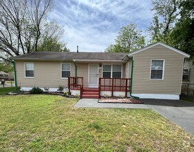 Building Photo - 4 bedroom 2 bath!