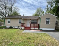Building Photo - 4 bedroom 2 bath!