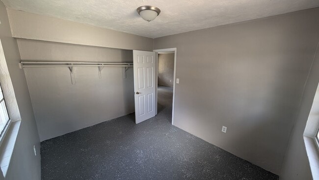 Building Photo - 2/1 home in sarasota, great location, and pet-friendly!