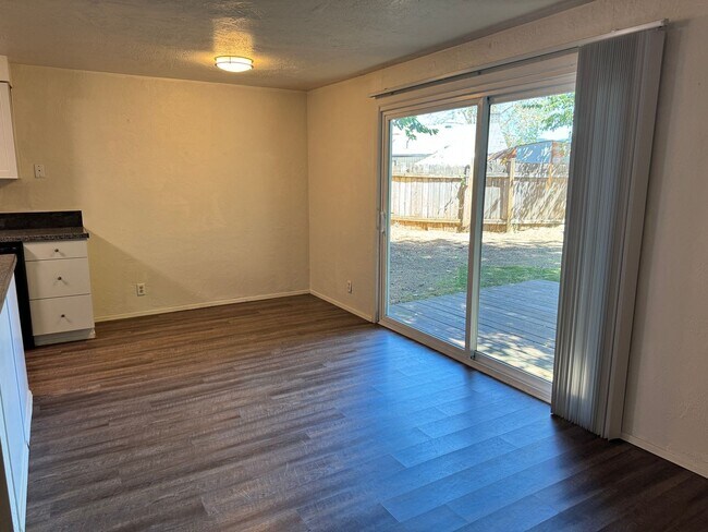 Building Photo - Updated 2-bedroom 1.5 bath duplex in Springfield!