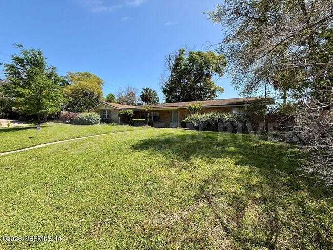 Building Photo - 2 Fairway Rd